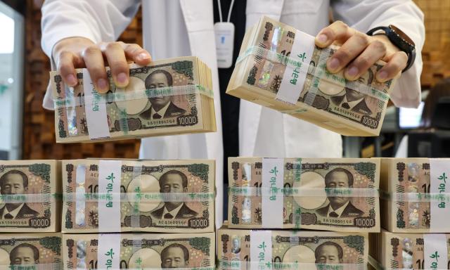 An employee sorts bundles of Japanese yen banknotes at Hana Banks Counterfeit Response Center in Seoul on July 10 2026 Aju Business Daily Yoo Na-hyun