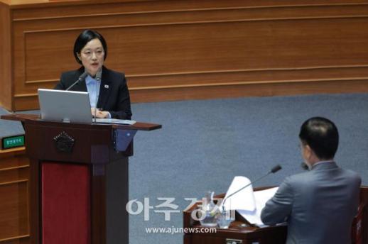 [포토] 대정부질문 답변하는 한성숙 국무총리