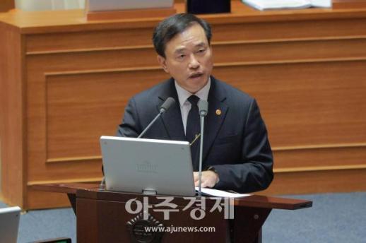 [포토] 대정부질문 답변하는 김종철 방미통위원장