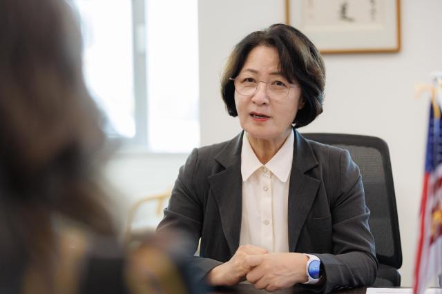 14일 오후 경기도청 집무실에서 추미애 경기도지사가 그레첸 휘트머 미시간 주지사와 면담을 하고 있다 사진경기도