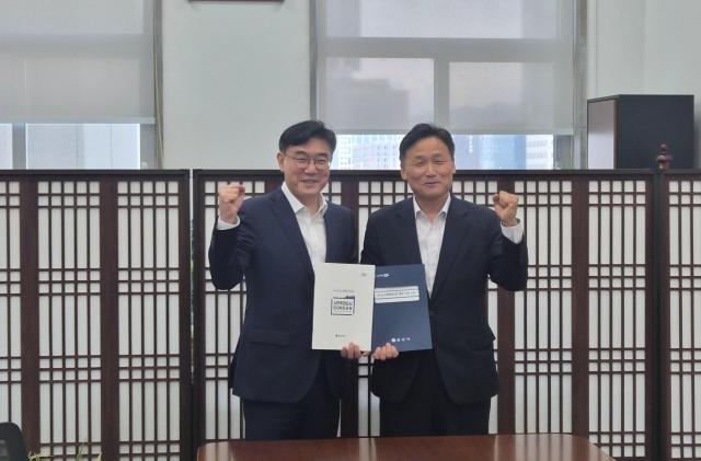 김재준 군산시장 내년도 국가예산 확보전 본격화김영진 행안위원장기념사진 사진군산시