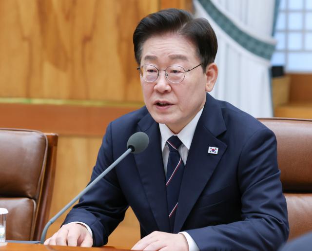 이재명 대통령이 14일 청와대에서 열린 샤브카트 미르지요예프 우즈베키스탄 대통령과의 확대 정상회담에서 발언하고 있다 사진연합뉴스