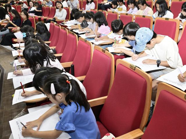 한울 상고문화제 여름편 경필대회 장면 사진한울원자력본부