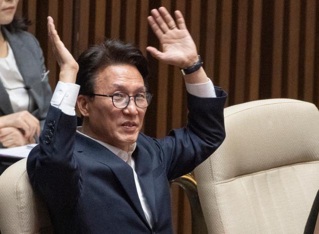 김민석 더불어민주당 대표가 지난 14일 국회에서 열린 제439회 정기회 교육·사회·문화 분야 대정부 질문에 참석해 두손을 들고 다른 의원들을 바라보고 있다사진연합뉴스