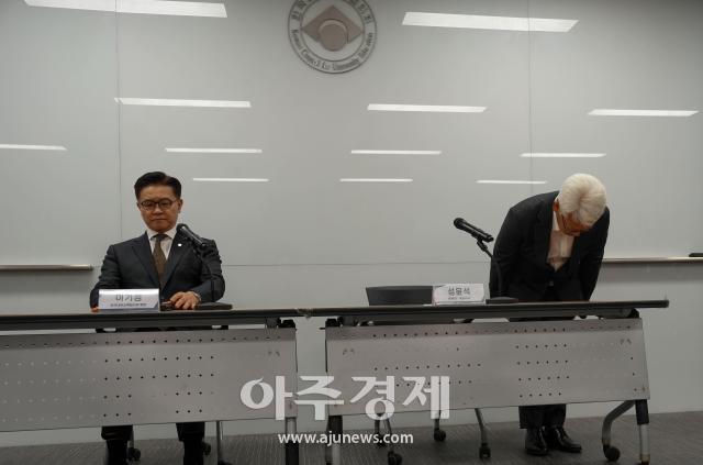 이기정 한국대학교육협의회 회장좌과 성윤석 유웨이 대표이사우가 14일 오후 서울 금천구 한국대학교육협의회에서 2027학년도 수시모집 원서접수 전산 장애 관련 사과를 하고 있다 사진대교협