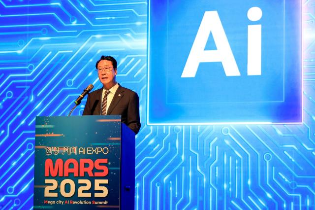 정명근 화성특례시장이 MARS 2025에서 AI 미래도시를 선언하고 있다 사진화성시