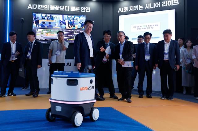 MARS 2025에 방문한 김문수 국회의원과 엑스포에 대한 설명을 하고 있다 사진화성시