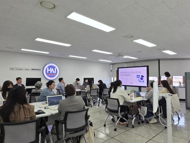 시민들이 화성 AI혁신센터의 AI랩에서 AI 강의를 듣고 있다 사진화성시