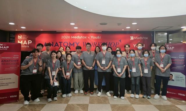 메디톡스 학술교육 프로그램 MAP Institute Anatomy Workshop에 참가한 의료진들이 단체사진을 촬영하고 있다사진메디톡스