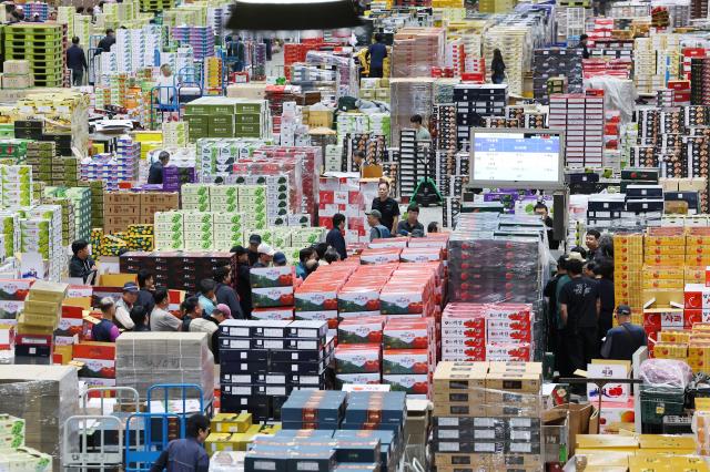 仁川农产品批发市场内摆满各类水果。【图片来源 韩联社】