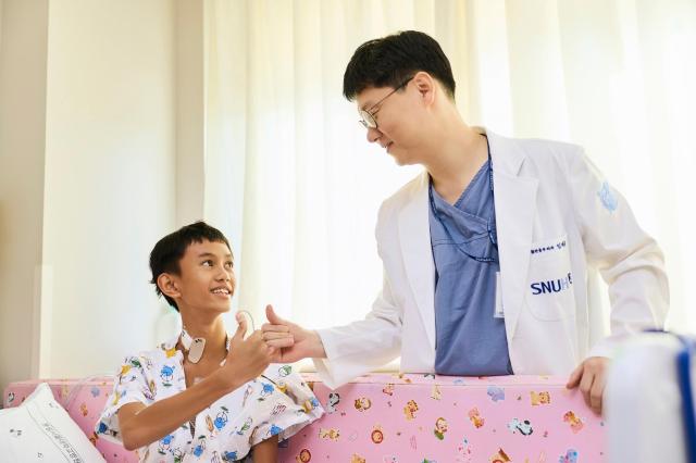 분당서울대병원 심장혈관흉부외과 임재홍 교수가 필리핀 빈센트 환아와 건강한 미래를 약속하고 있다 사진분당서울대병원