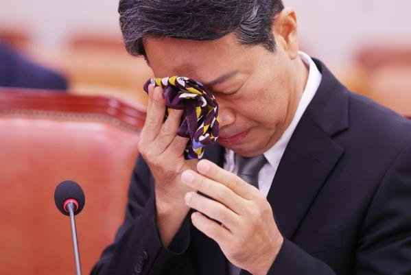 [포토] 눈물 훔치는 김승원 후보자