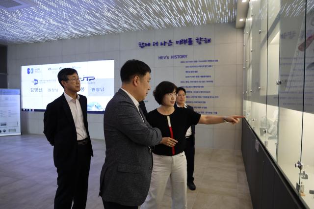 김영신 기정원 원장가운데이 김선희 에이치이브이 대표오른쪽에게서 기업 제품에 대한 설명을 듣고 있다 사진중소기업기술정보진흥원
