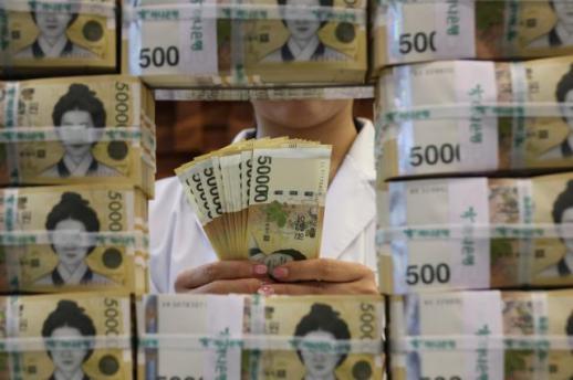 Koreas M2 growth slows for first time this year in July