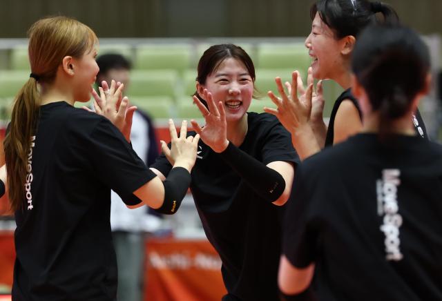 한국 여자 배구 대표팀 강소휘가 14일 일본 아이치현 오카자키 중앙종합공원 종합체육관에서 열린 훈련에서 득점에 성공 후 동료들과 함께 기뻐하고 있다 사진연합뉴스