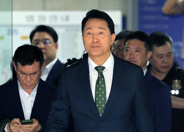 오세훈 서울시장이 지난 7월 22일 오후 서울 서초구 서울중앙지법에서 열린 선고 공판을 마친 뒤 법정을 나서고 있다 사진연합뉴스