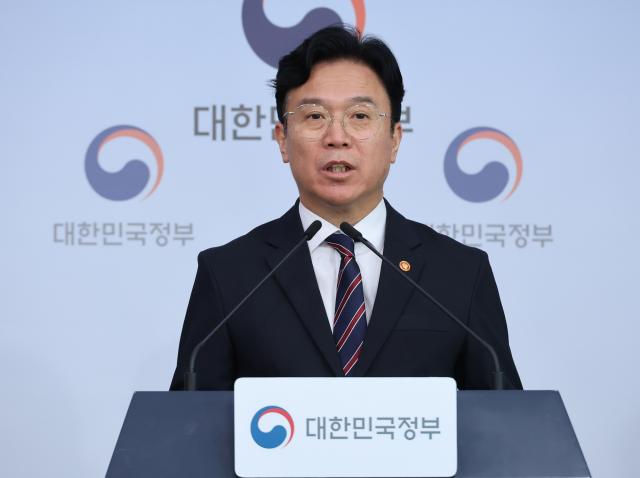 김영훈 고용노동부 장관이 15일 서울 종로구 정부서울청사에서 메가특구 특별법 관련 사회적 대화 제안 브리핑을 하고 있다 사진연합뉴스