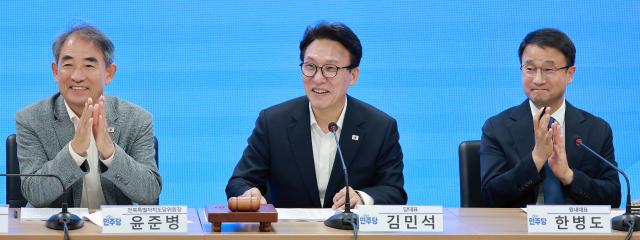 김민석 더불어민주당 대표가 15일 서울 영등포구 여의도 민주당 중앙당사에서 열린 제1차 시·도당위원장 연석회의에 참석해 참석자 소개를 들으며 미소 짓고 있다 사진연합뉴스