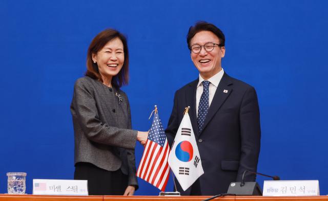 김민석 더불어민주당 대표가 15일 국회를 찾은 미셸 스틸 주한미국대사와 기념 촬영하고 있다사진연합뉴스