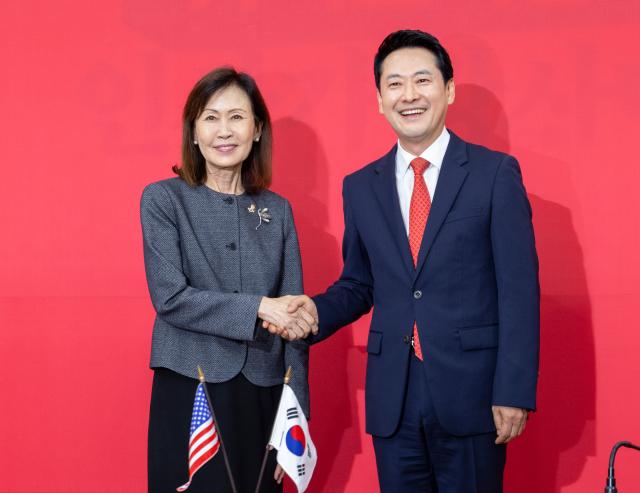 장동혁 국민의힘 대표오른쪽와 미셸 스틸 주한미국대사가 15일 국회에서 만나 악수하고 있다사진연합뉴스