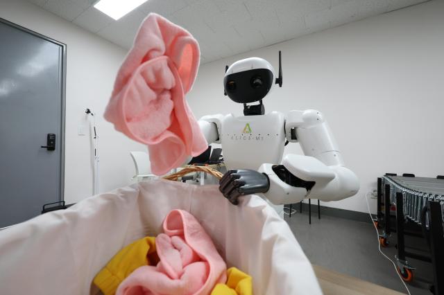 AeiRobots M1 model picks up clothes at Hanyang University ERICA Campus Feb 23 2026 AJP Han Jun-gu
