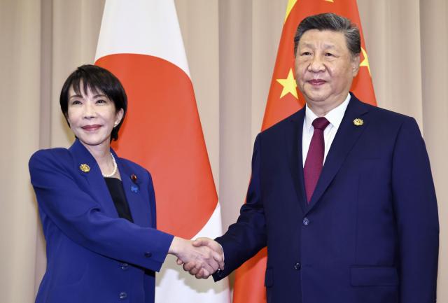 시진핑 중국 국가주석과 다카이치 사나에 일본 총리가 2025년 10월 31일 경주에서 열린 중일 정상회담에 앞서 악수하고 있다 사진연합뉴스