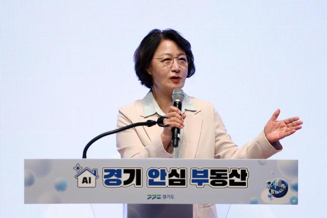 15일 오후 경기도청 다산홀에서 열린 경기도형 주거 안전망 조성 비전 선포 및 경기 안심 부동산 출범식에서 추미애 경기도지사가 인사말을 하고 있다 사진경기도