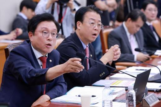 시작부터 흉측한 얼굴 치우라…아수라장 된 김승원 청문회장