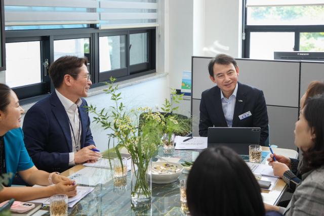 최현덕 남양주시장이 와부읍 관계자들과 지역 현황 및 주요 현안을점검하고 있다 사진남양주시