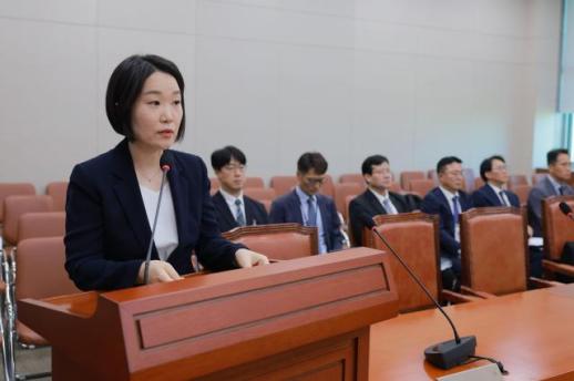 [종합] 시험대 오른 이소영, 규제개혁 의지 전달...자문료·부동산의혹 놓고 여야 공방도 
