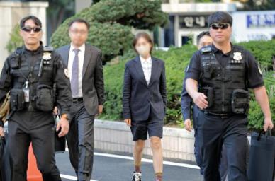 김승원 청탁 의혹 브로커 양씨 법원 출석…첫 공개석상서 묵묵부답
