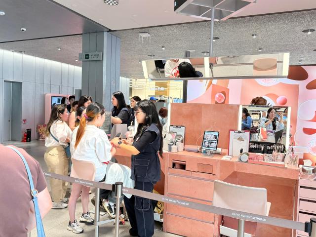 A foreign tourist receives makeup consulting at the Olive Young N Seongsu store Photo by Jeong Bo-un