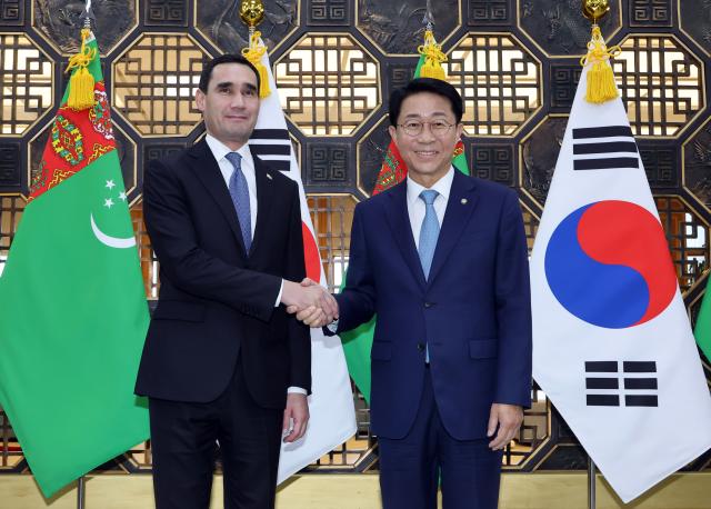 조정식 국회의장이 15일 국회를 찾은 세르다르 베르디무하메도프 투르크메니스탄 대통령을 만나 기념 촬영을 하고 있다사진연합뉴스