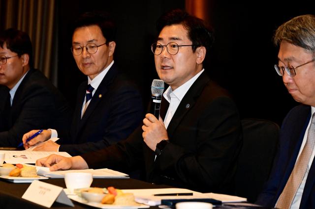 박찬대 인천광역시장이 15일 서울 여의도 콘래드서울에서 열린 AI 커넥티드 모빌리티 기업간담회에서 인사말을 하고 있다 사진인천시