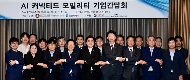 박찬대 인천광역시장이 15일 서울 여의도 콘래드서울에서 열린 AI 커넥티드 모빌리티 기업간담회에서 국회의원 산업통상부 기업 관계자들과 기념촬영을 하고 있다 사진인천시