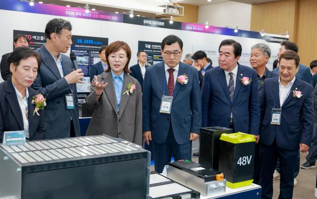 주낙영 경주시장과 양금희 경북도 경제부지사가 15일 ‘2026 경북 글로벌 미래 모빌리티 포럼’ 전시장에서 미래차 배터리 제품을 살펴보며 관계자와 이야기를 나누고 있다 사진경주시