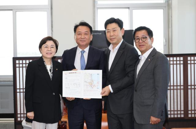 박용선 포항시장이 15일  국회 예산결산특별위원회 이광재 위원장을 만나 영일만횡단대교 건설사업의 시급성을 설명하고 사업의 원활한 추진을 위한 국회 차원의 협조와 함께 내년도 국비 예산 증액을 건의했다 사진포항시