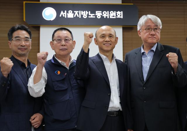 16일 서울 영등포구 서울지방노동위원회에서 열린 버스노조의 노동 쟁의 관련 분쟁에 대한 조정 회의에서 사용자 측인 김정환 서울시버스운송조합 이사장 노조 측 박점곤 서울시버스노조 위원장을 비롯한 참석자들이 기념촬영을 하고 있다 사진연합뉴스