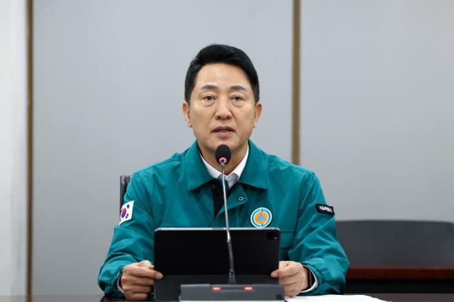 오세훈 서울시장이 15일 기획상황실에서 열린 버스노조 파업예고에 따른 비상수송대책 점검회의에서 발언하고 있다 사진서울시