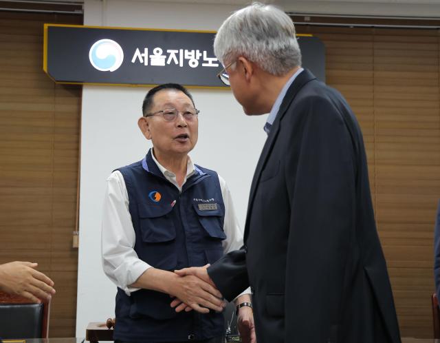 16일 서울 영등포구 서울지방노동위원회에서 열린 버스노조의 노동 쟁의 관련 분쟁에 대한 조정 회의에서 김정환 서울시버스운송조합 이사장과 박점곤 서울시버스노조 위원장이 조정안에 서명한 뒤 인사를 나누고 있다사진연합뉴스