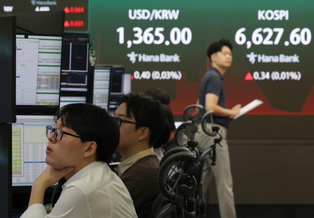 16일 오전 중구 하나은행 본점 딜링룸 모습 사진연합뉴스