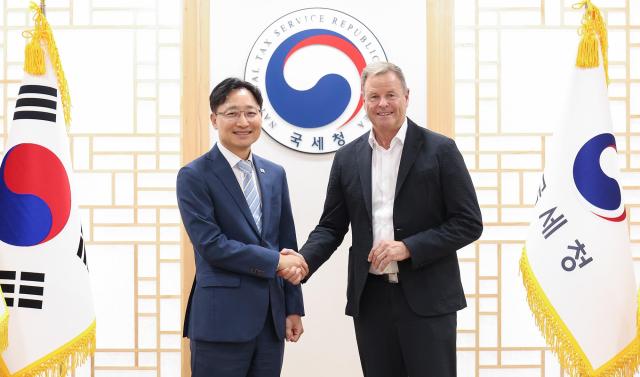 임광현 국세청장좌이 15일 국세청에서 크리스티안 괴르케 독일 연방하원 재정위원회 위원장 대행과 만나 악수하고 있다사진국세청