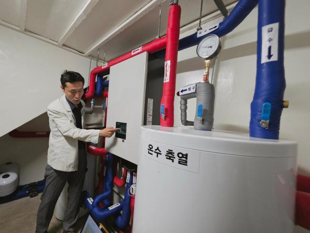 14일 제주 제주시 도남동의 한 단독주택 지하실에서 삼성전자 관계자가 히트펌프 시스템의 작동 상태를 설명하고 있다 오른쪽은 200ℓ 규모 온수탱크사진기후에너지환경부 공동취재단