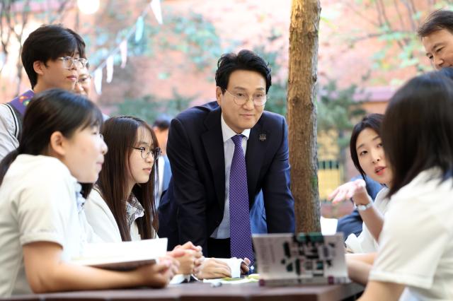 안민석 경기도교육감은 학생 주도로 교육과정과 일상에서 이루어지는 RAS교육 우수학교인 경기도 남양주 오남고등학교를 찾아 학생들을 격려했다 사진경기도교육청