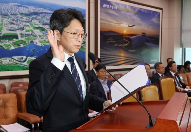 홍지선 국토부 장관 후보자가 원활한 주택 공급에 대한 자신감을 내비쳤다 사진은 16일 인사청문회에서 선서 중인 홍 후보자 사진연합뉴스