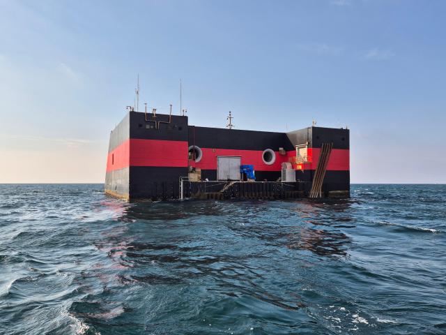 14일 제주 고산항 인근 해상에 선박해양플랜트연구소가 운영하는 제주 파력발전 실해역시험장 구조물이 설치돼 있다 구조물 내부에서는 해양에너지로 생산한 전력을 수소로 전환하는 실증이 진행되고 있다사진최예지 기자