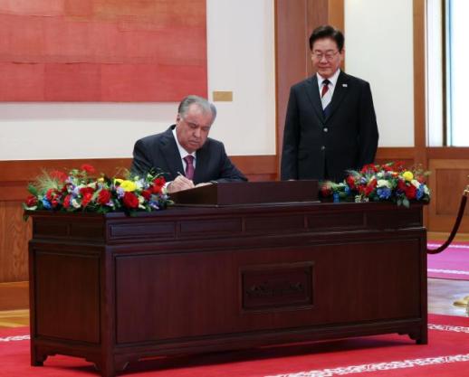 Hàn Quốc và Tajikistan thiết lập quan hệ đối tác toàn diện