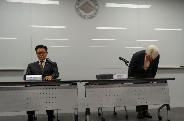 이기정 한국대학교육협의회 회장좌과 성윤석 유웨이 대표이사우가 14일 오후 서울 금천구 한국대학교육협의회에서 2027학년도 수시모집 원서접수 전산 장애 관련 사과를 하고 있다 사진대교협