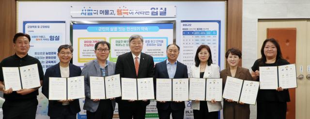 한득수 임실군수오른쪽부터 네 번째를 비롯한 기관단체장이 ‘교육혁신 선도지역 공모사업’의 성공적인 추진을 위한 업무협약을 체결하고 있다사진임실군 