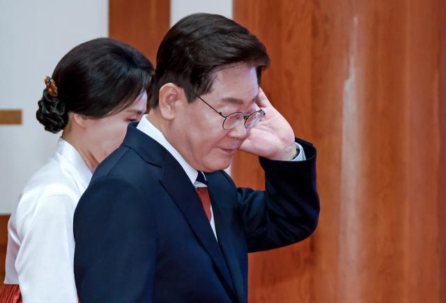 이재명 대통령과 김혜경 여사가 16일 청와대에서 한-중앙아시아 정상회의를 위해 방한한 사디르 자파로프 키르기스스탄 대통령을 영접하기 위해 이동하고 있다 사진연합뉴스
